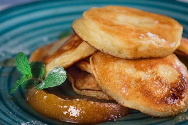 Karamelize armut ve çay limon ve nane ile krep. Seçici odak. Ahşap beyaz arka plan. Üstten Görünüm