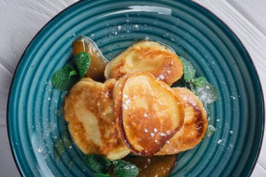 Karamelize armut ve çay limon ve nane ile krep. Seçici odak. Ahşap beyaz arka plan. Üstten Görünüm