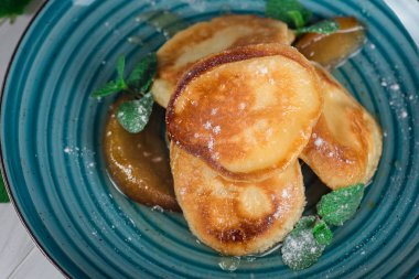 Karamelize armut ve çay limon ve nane ile krep. Seçici odak. Ahşap beyaz arka plan. Üstten Görünüm