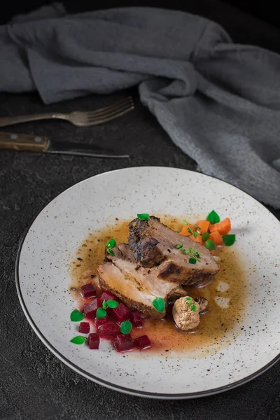 Revbensspjäll med rödbetor, morötter, stekt svamp och sås på en vit platta. Restaurang som serverar. Gammal svart rustik bakgrund. Ovanifrån — Stockfoto