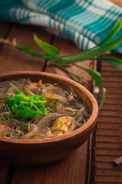 Japon mutfağı, chashu domuz, frenk soğanı, Brüksel lahanası, erişte ve güneş ışığı altında tablo üzerinde deniz yosunu çorbası. Ahşap rustik arka plan. Üstten Görünüm