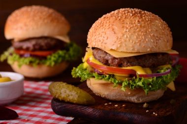 Taze hamburger portre. Ahşap rustik arka plan. Üstten Görünüm