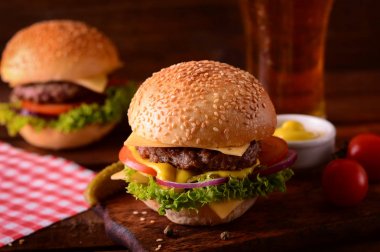 Taze hamburger closeup ve bira. Ahşap rustik arka plan. Üstten Görünüm