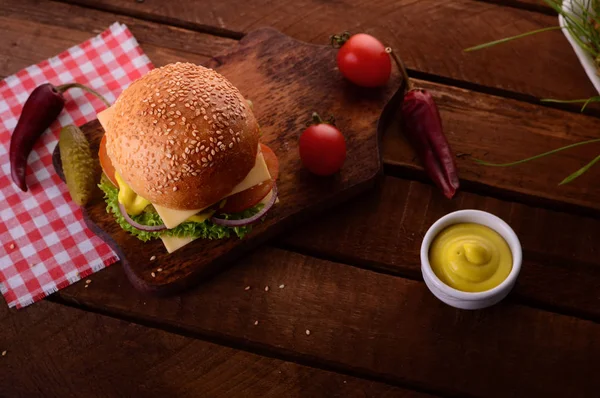 Primer plano de hamburguesa fresca. Fondo rústico de madera. Vista superior — Foto de Stock