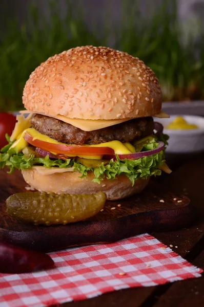 Primo piano con hamburger fresco. Sfondo rustico in legno. Vista dall'alto — Foto Stock