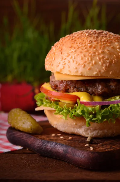 Νωπά burger κινηματογράφηση σε πρώτο πλάνο. Ξύλινα ρουστίκ φόντο. Το Top view — Φωτογραφία Αρχείου