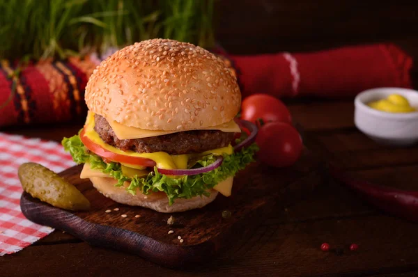 Νωπά burger κινηματογράφηση σε πρώτο πλάνο. Ξύλινα ρουστίκ φόντο. Το Top view — Φωτογραφία Αρχείου