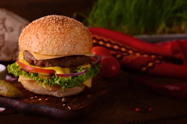 Νωπά burger κινηματογράφηση σε πρώτο πλάνο. Ξύλινα ρουστίκ φόντο. Το Top view — Φωτογραφία Αρχείου