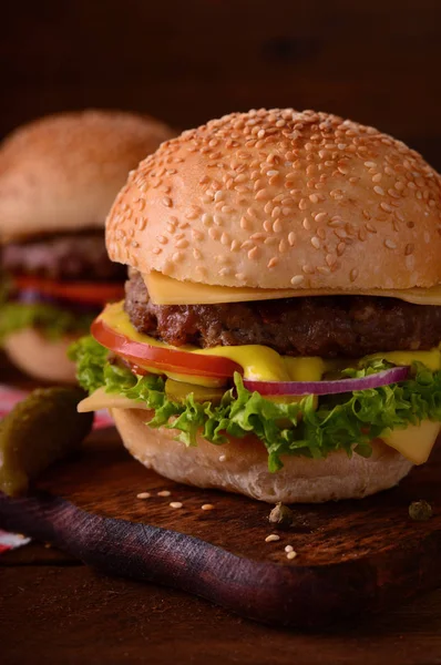 Closeup čerstvé burger. Dřevěný rustikální pozadí. Pohled shora — Stock fotografie