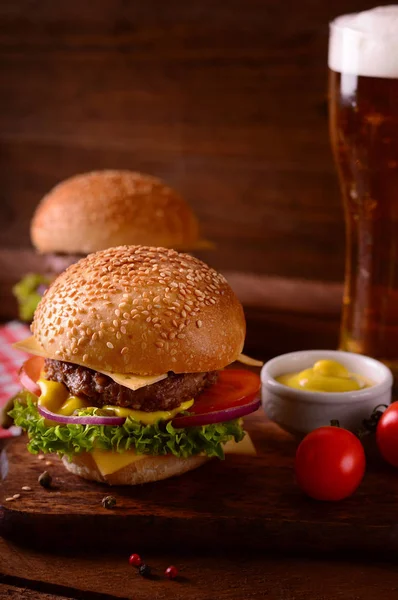 Burger fresco primo piano e birra. Sfondo rustico in legno. Vista dall'alto — Foto Stock