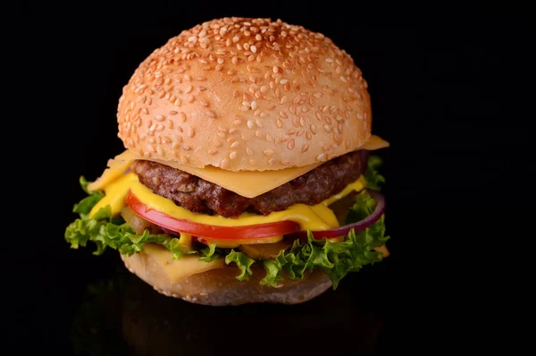 Νωπά burger κινηματογράφηση σε πρώτο πλάνο. Μαύρο φόντο. Το Top view — Φωτογραφία Αρχείου