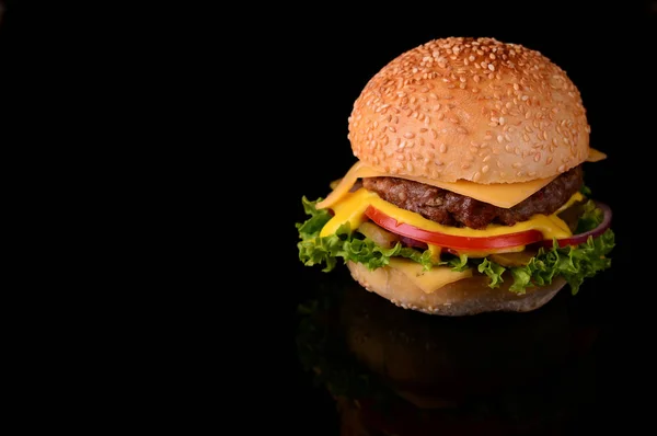 Closeup čerstvé burger. Černé pozadí. Pohled shora — Stock fotografie