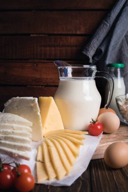 Çiftçiler gıda ürünleri: süt, krema, peynir, yumurta, yazlık, tereyağı. Rustik kompozisyon. Organik gıda kavramı