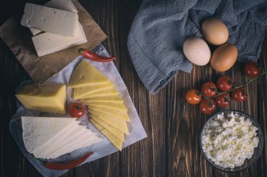 Çiftçiler gıda ürünleri: süt, krema, peynir, yumurta, yazlık, tereyağı. Rustik kompozisyon. Organik gıda kavramı
