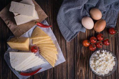 Çiftçiler gıda ürünleri: süt, krema, peynir, yumurta, yazlık, tereyağı. Rustik kompozisyon. Organik gıda kavramı