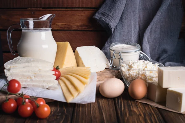 Prodotti agroalimentari: latte, panna, formaggio, uova, casetta, burro. Composizione rustica. Concetto di cibo biologico — Foto Stock