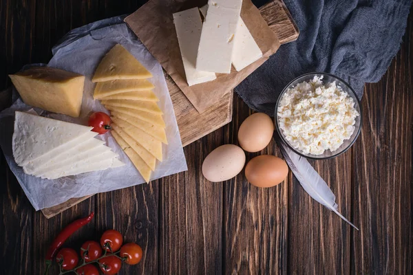농민 식품: 우유, 크림, 치즈, 계란, 코 티 지, 버터. 소박한 구성입니다. 유기농 식품 개념 — 스톡 사진