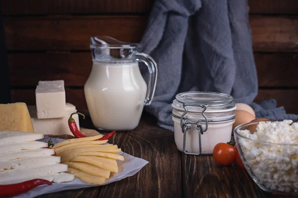Prodotti agroalimentari: latte, panna, formaggio, uova, casetta, burro. Composizione rustica. Concetto di cibo biologico — Foto Stock