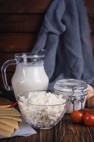 농민 식품: 우유, 크림, 치즈, 계란, 코 티 지, 버터. 소박한 구성입니다. 유기농 식품 개념 — 스톡 사진
