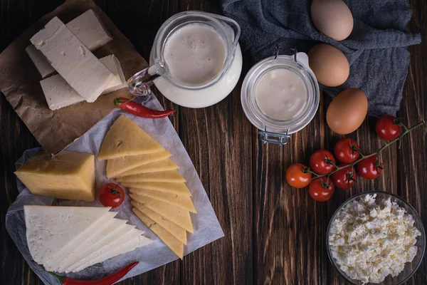 Boeren food producten: melk, room, kaas, eieren, cottage, boter. Rustieke samenstelling. Biologisch voedsel concept — Stockfoto
