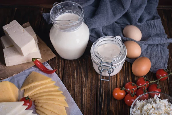 Zemědělci potraviny: mléko, smetana, sýr, vejce, cottage, máslo. Rustikální složení. Koncept ekologické potraviny — Stock fotografie