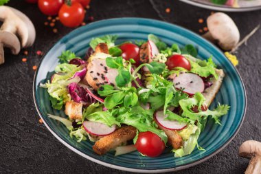 Izgara tavuk göğsü - domates, turp ve karışım marul yaprakları taze sebze salatası. Tavuk salatası. Sağlıklı gıda. Siyah arka plan. Üstten Görünüm