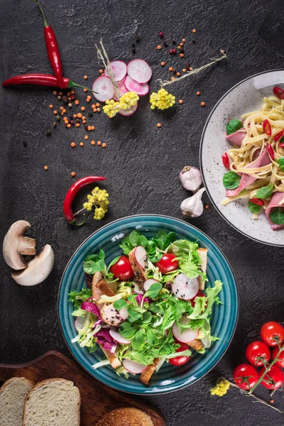 Insalata vegetale fresca con petto di pollo grigliato - pomodori, ravanello e foglie di lattuga di mescolanza. Insalata di pollo. Cibo sano. Fondo nero. Vista dall'alto — Foto Stock