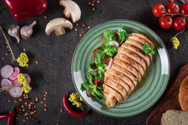 구운 치킨 스테이크와 샐러드, 음식 사진 검은 배경. 상위 뷰 — 스톡 사진