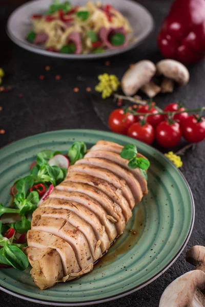 Steak de poulet rôti et salade, photographie culinaire. Fond noir. Vue du dessus — Photo