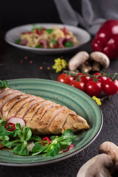 Kyckling biff rostade och sallad, mat fotografering. Svart bakgrund. Ovanifrån — Stockfoto