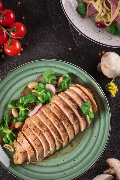 Steak de poulet rôti et salade, photographie culinaire. Fond noir. Vue du dessus — Photo