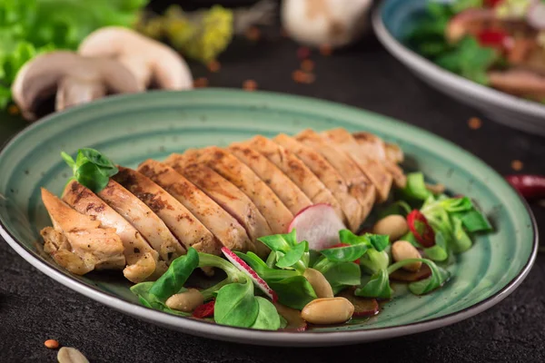 Steak de poulet rôti et salade, photographie culinaire. Fond noir. Vue du dessus — Photo