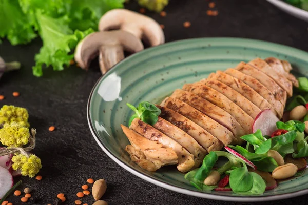 Kyckling biff rostade och sallad, mat fotografering. Svart bakgrund. Ovanifrån — Stockfoto