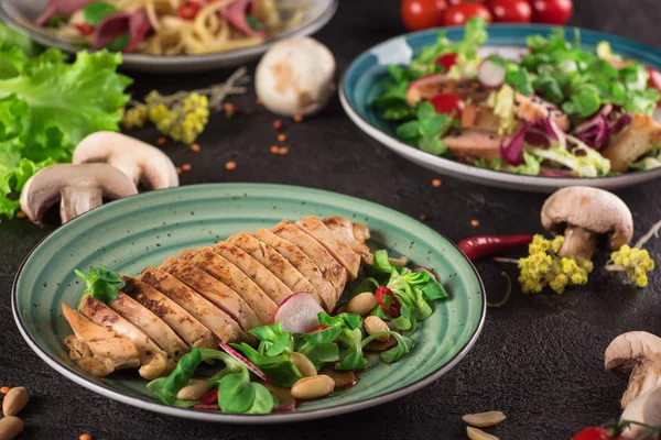 Bife de frango assado e salada, fotografia de comida. Fundo preto. Vista superior — Fotografia de Stock