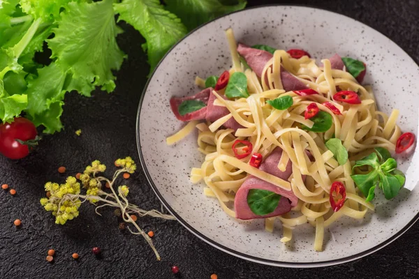 Olasz spagetti. Tagliatelle tészta-Ham. Szelektív összpontosít. Fekete háttér. Szemközti nézet — Stock Fotó