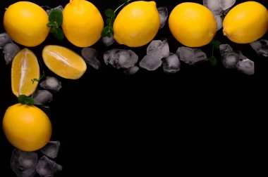 Siyah arka plan üzerine izole limon. Üstten Görünüm