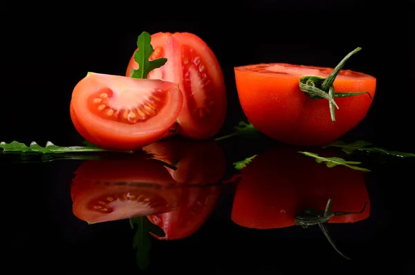 Tomate isolado no fundo preto e brilhante com reflexão realista e gotas de água — Fotografia de Stock