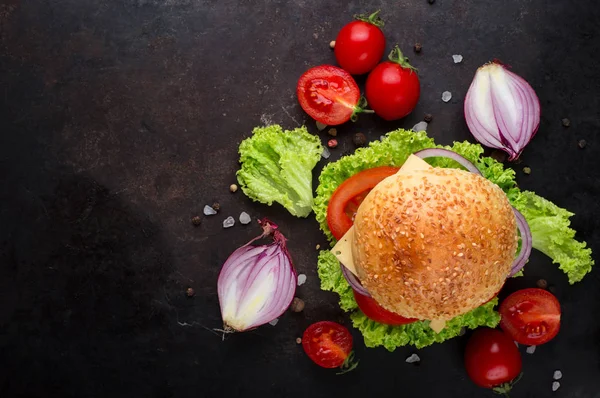 Sebzeli Dana burgerler. Siyah dokulu arka plan üzerine marul, domates ve baharat ile yatıyor. Üstten Görünüm — Stok fotoğraf