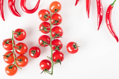 Beyaz arka plan üzerinde sağlıklı yemek için taze malzemelerle çiğ organik sebze. Vegan veya diyet gıda kavramı. Serbest metin alanı ile arka plan düzeni