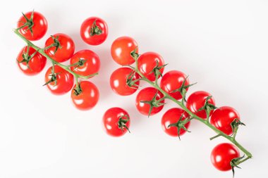 Beyaz arka planda izole edilmiş kiraz domatesleri. Üst görünüm