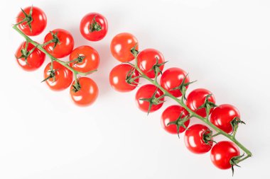 Beyaz arka planda izole edilmiş kiraz domatesleri. Üst görünüm