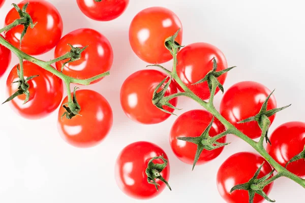 Pomodori ciliegia su ramo isolato su sfondo bianco. Vista dall'alto — Foto Stock