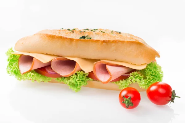 흰색 배경에 고립 된 야채와 햄 샌드위치 — 스톡 사진