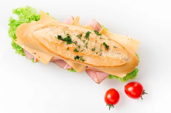 Sandwich mit Schinken und Gemüse isoliert auf weißem Hintergrund — Stockfoto