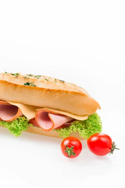 Сэндвич с ветчиной и овощами на белом фоне — стоковое фото