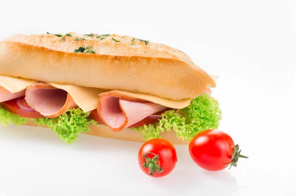 Sandwich con prosciutto e verdure isolate su fondo bianco — Foto Stock