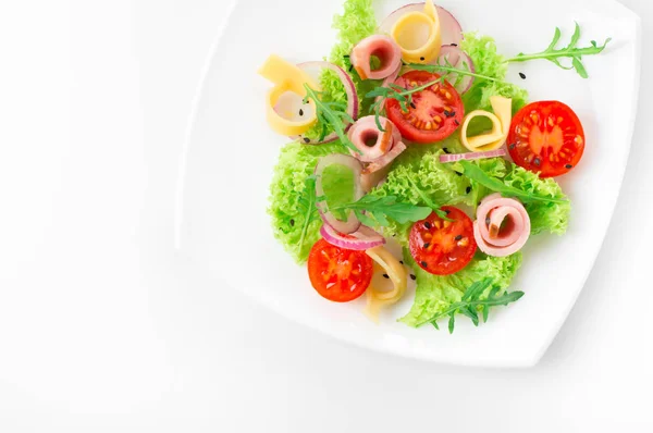 Insalata fresca con pomodori, rucola, formaggio e prosciutto sul piatto bianco e fondo bianco — Foto Stock