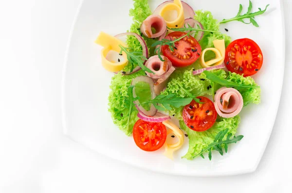 Taze salata domates, roka, peynir ve jambon beyaz plaka ve beyaz arka plan ile — Stok fotoğraf