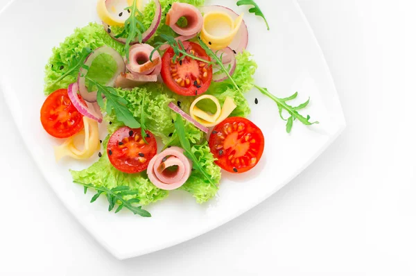 Ensalada fresca con tomates, rúcula, queso y jamón en el plato blanco y fondo blanco —  Fotos de Stock
