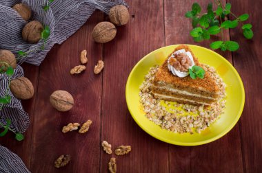 Bir tabakta bal pasta. Ahşap rustik arka plan